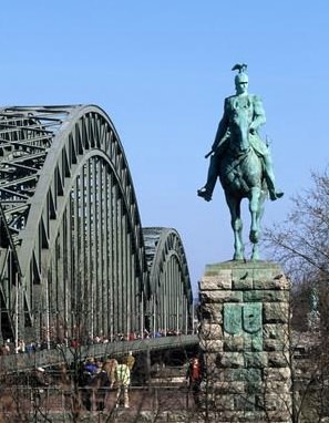 Wilhelm II.-Standbild neben der Hohenzollernbrücke in Köln